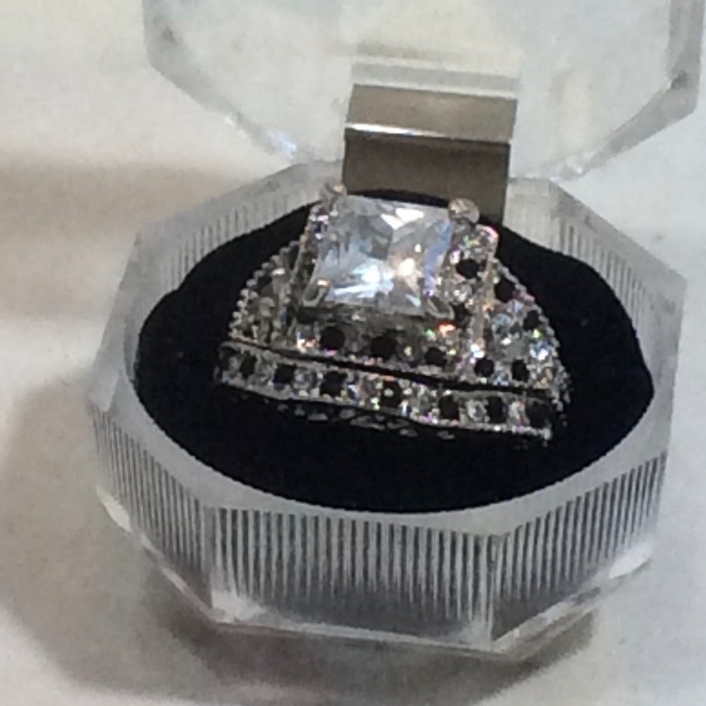 Ladies Wedding Ring Set! - Picture 9 of 9